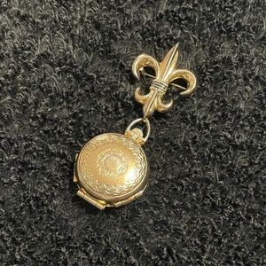1948 CORO Pegasus 4 Photo Brooch Locket. 
In perfect working order. 
Gold Tone.
